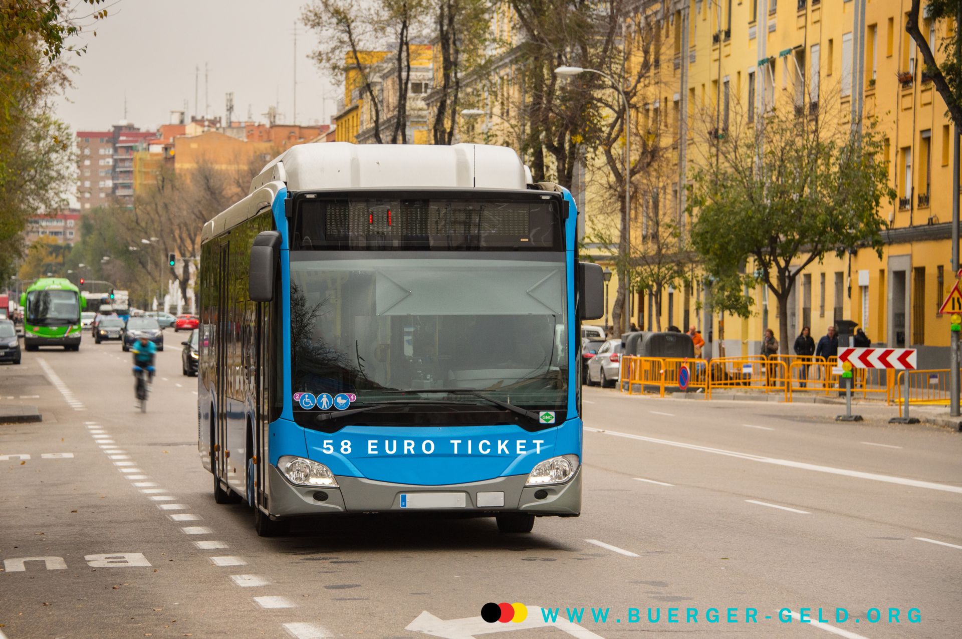 blauer Bus fährt durch die Straße mit dem Aufdruck 58-Euro-Ticket