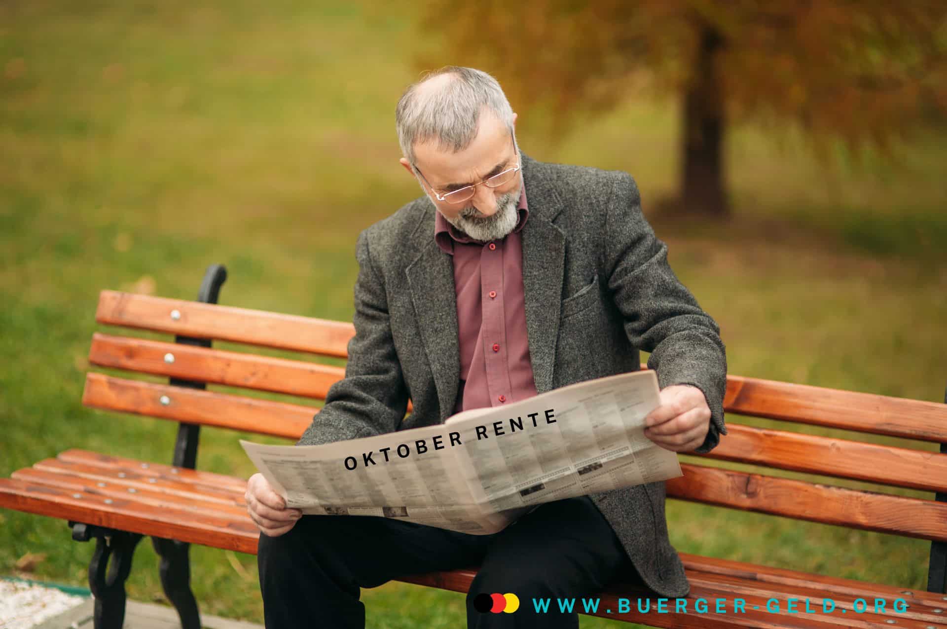 Rentner liest Zeitung auf Parkbank mit Aufdruck "Oktober Rente"