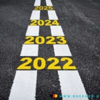 Jahreszahlen von 2022 bis 2025 auf dem Asphalt