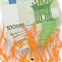 Hundert Euro scheine verbrennen in Flammen