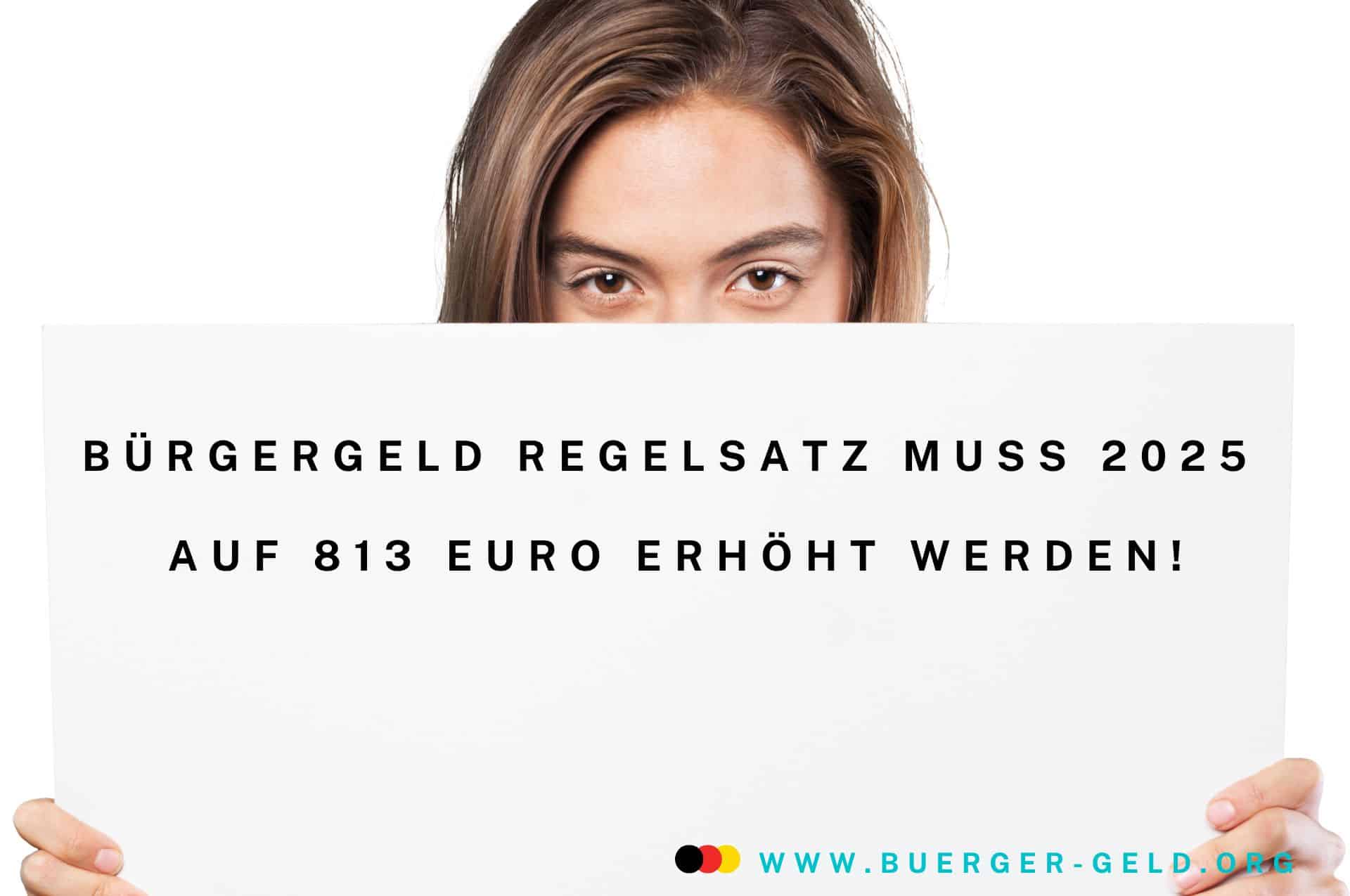 Frau hält Schild mit Forderung nach 813 Euro Bürgergeld Regelsatz in Händen