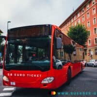 roter Bus mit der Aufschrift 58-Euro-Ticket