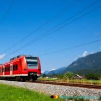 Regio-Zug fährt an einem Sommertag