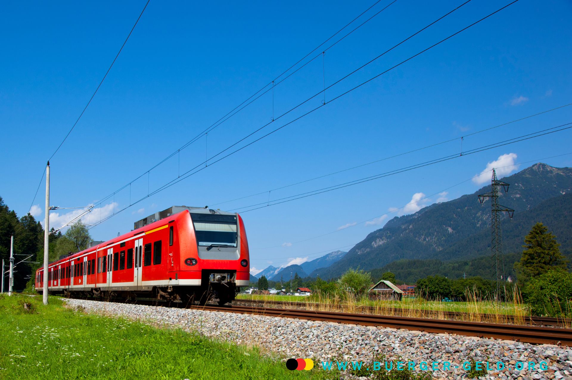 Regio-Zug fährt an einem Sommertag