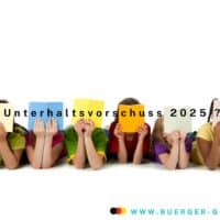 Kinder liegen auf dem Bauch und halten Papier hoch: Mehr Unterhaltsvorschuss 2025