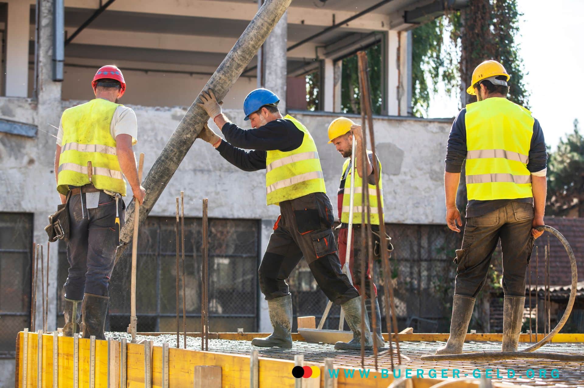 Arbeiter auf dem Bau mit Warnweste und Helm erstellen Baugerüst