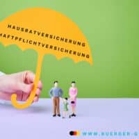 Spielfiguren Familie unter von einer Hand gehaltenem Schirm mit der Aufschrift: Haftpflichtversicherung, Hausratversicherung