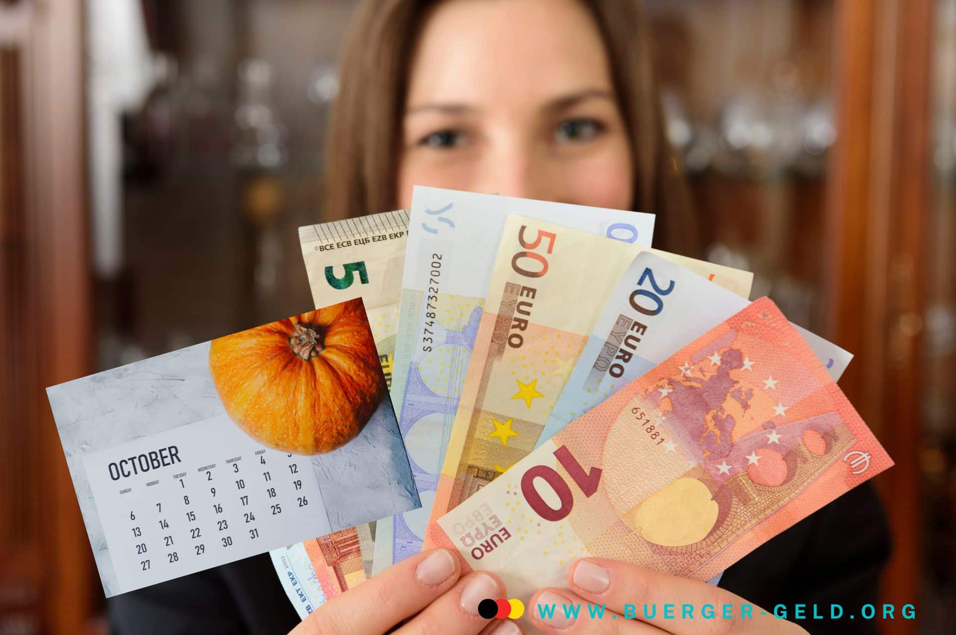 Frau hält Euro-Scheine in der Hand und einen Kalender mit dem Blatt für Oktober