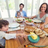 eine Familie sitzt am Frühstückstisch