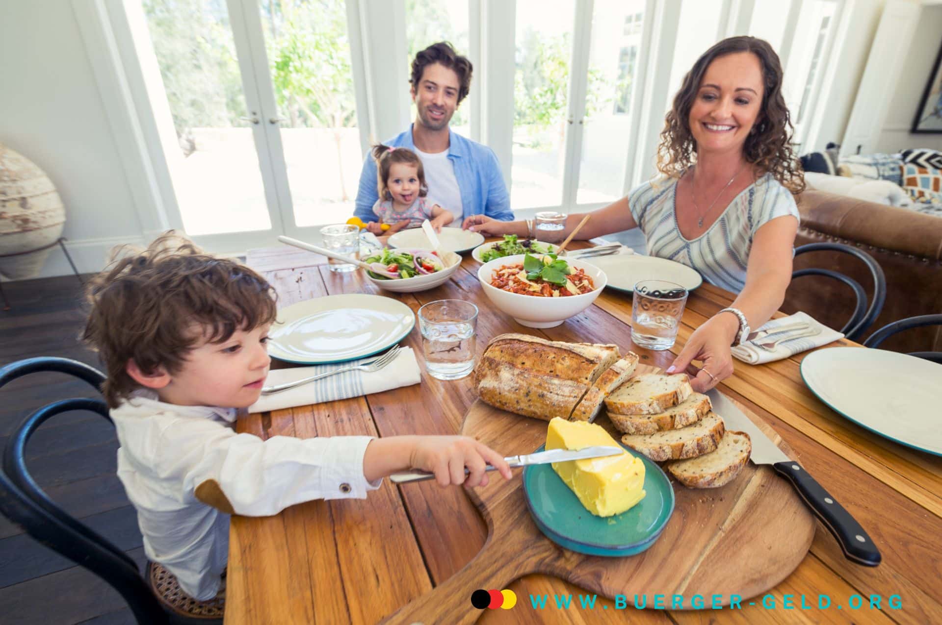 eine Familie sitzt am Frühstückstisch