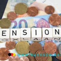 Euro Münzen und Scheine mit Würfelschrift Penison darüber