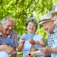 Rentner-innen spielen Karten