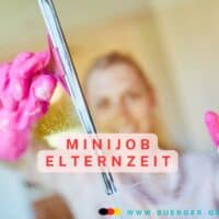 Frau puzt mit Gummihandschuhen