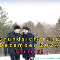 Rentnerehepaar geht im Schnee spazieren