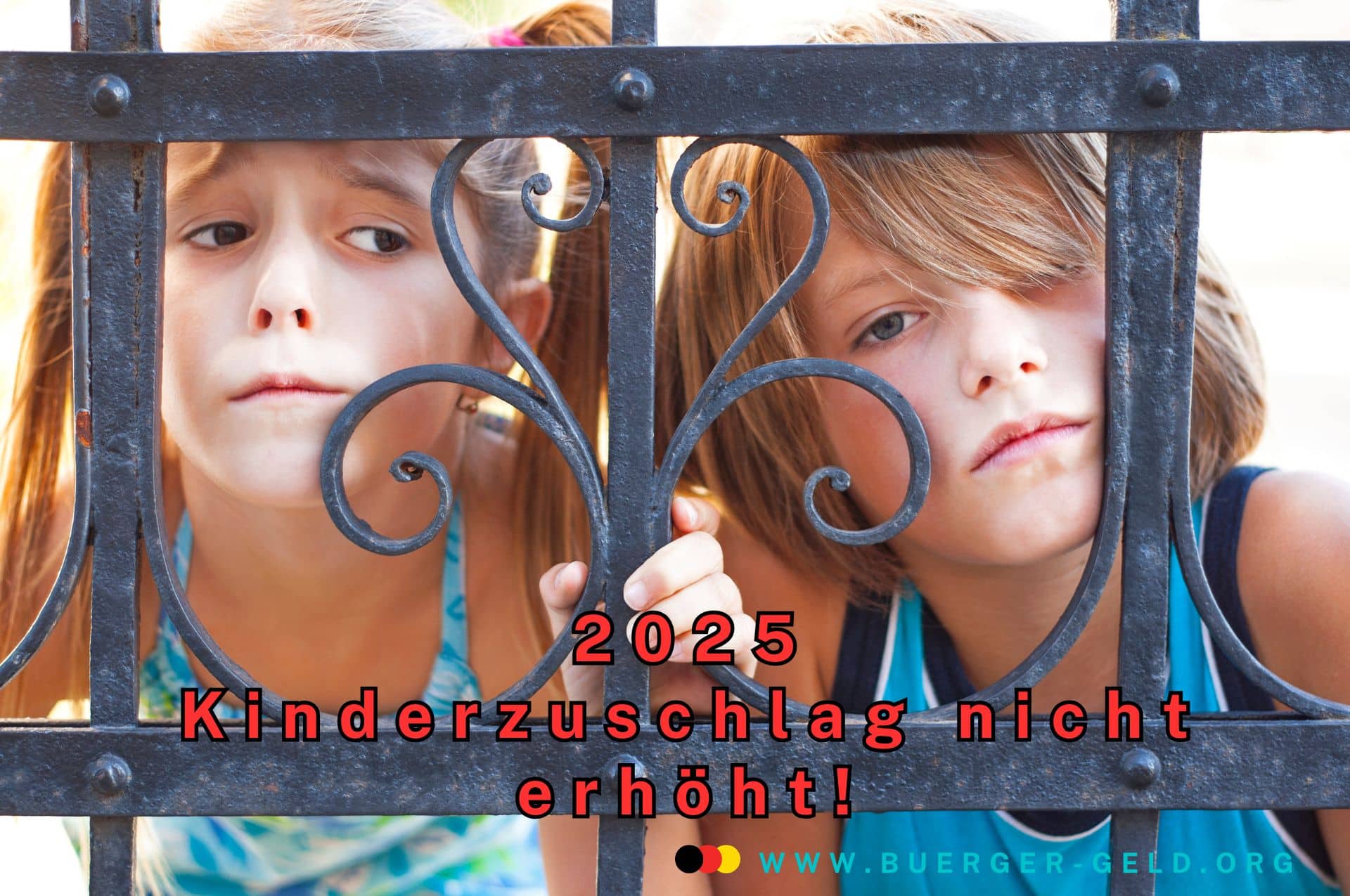 Zwei kleine Kinder blicken traurig durch einen Zaun