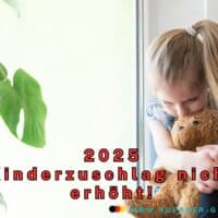 Kind mit Teddy blickt traurig nach unten