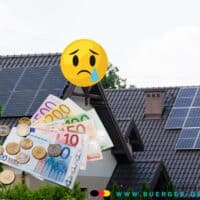 Solaranlage auf Dach mit traurigem Emoji