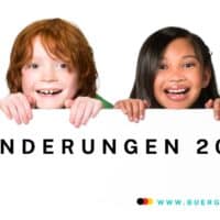 Kinder halten Tafel mit der Aufschrift Änderungen 2025