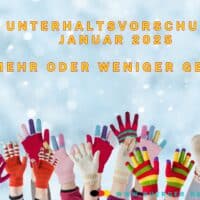 Kinderhände im Schnee mit Handschuhen