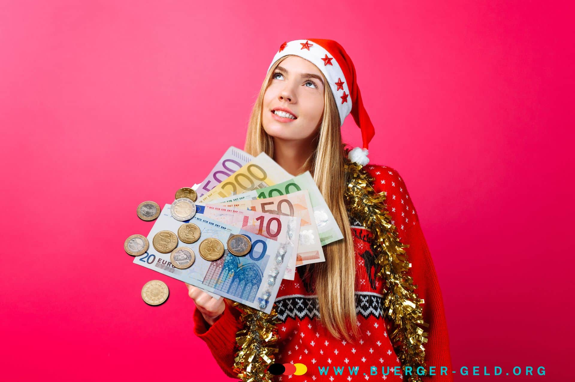 Frau in Weihnachtskostüm hält Geld in der Hand