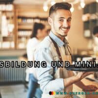 junger Mann trägt ein Tablett im Café