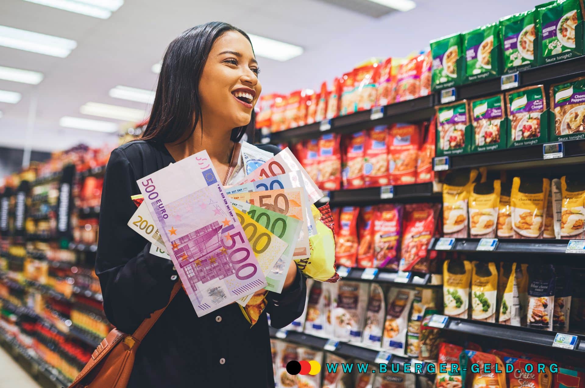 Frau im Supermarkt mit Geld