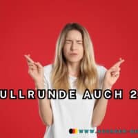 junge Frau mit geschlossenen augen kreuzt die Finger jeder Hand