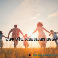 Familie läuft in Sonnenunergang