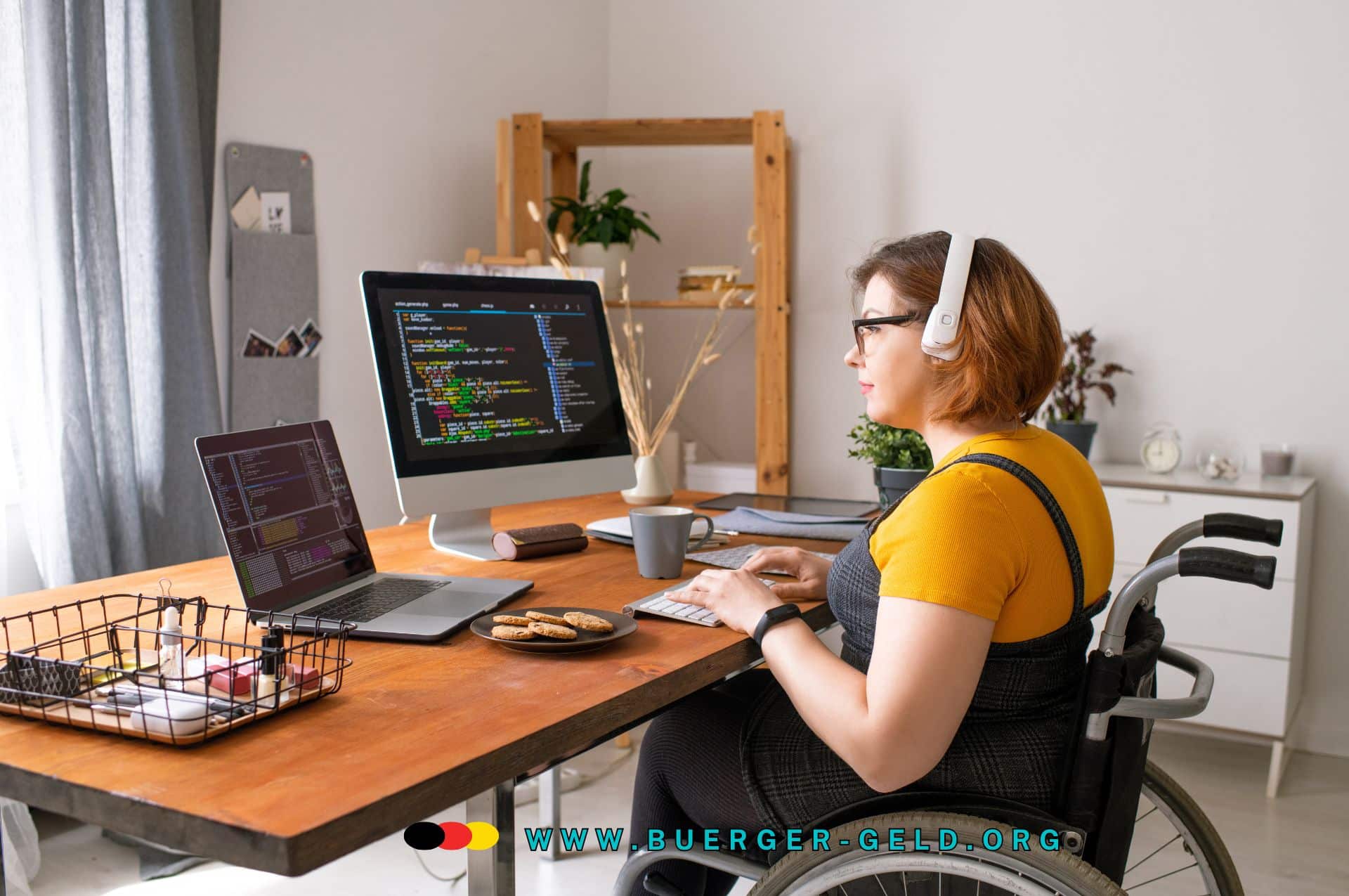 Frau im Rollstuhl arbeit am Schreibtisch am PC