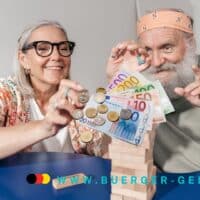 Rentnerpaar spielt und greift nach Geld