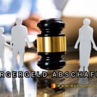 Figuren einer Familie neben Richterhammer