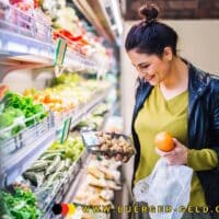 Frau vor Kühlregal im Supermarkt