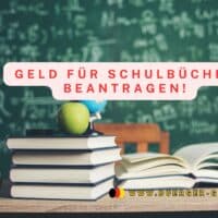 Schulbücher liegen auf Pult vor Schultafel