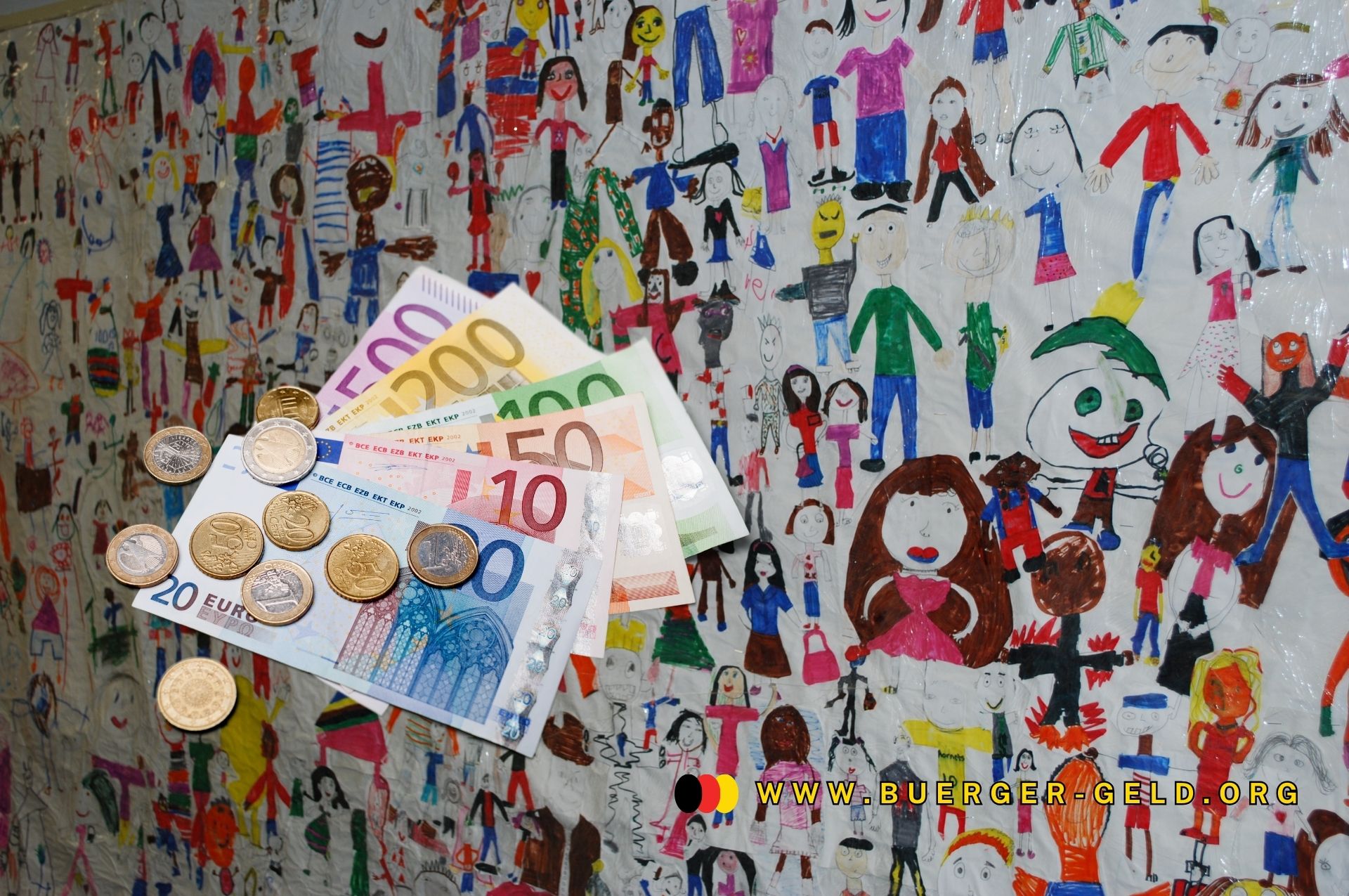 Euro vor einer von Kindern bemalten Wand