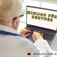 Rentner arbeitet am Notebook