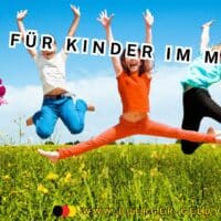 Kinder springen auf einer Wiese