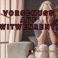 ältere Frau sitzt mit vorgehaltenen Händen auf dem Sofa