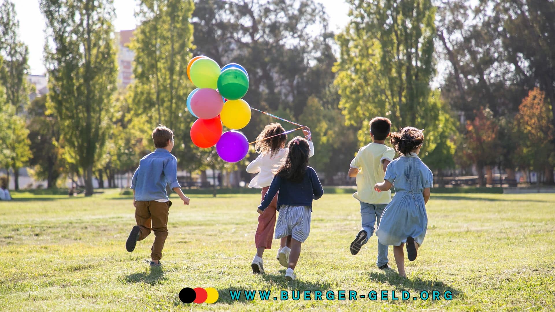 Kinder laufen mit Luftballons