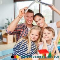 Familie mit 2 Kindern im Spielzimmer